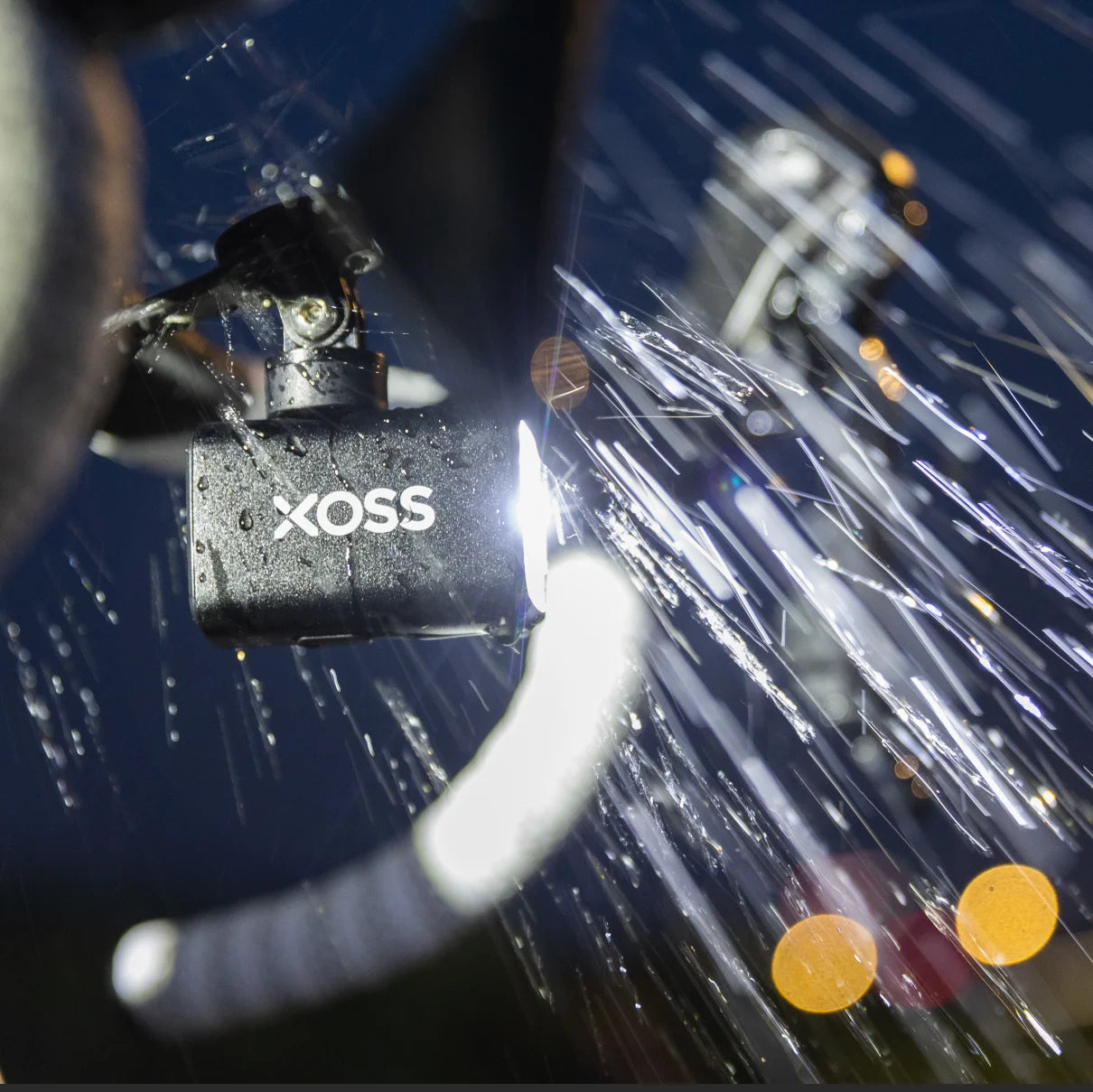 XOSS Bike Headlight 1000lm – Smart Sensor, Waterproof & USB Rechargeable Digispots